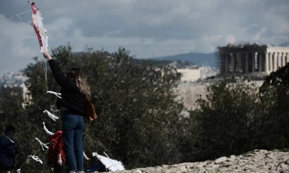 Καθαρά Δευτέρα: Γεμάτος με πολύχρωμους χαρταετούς ο ουρανός στον λόφο του Φιλοπάππου